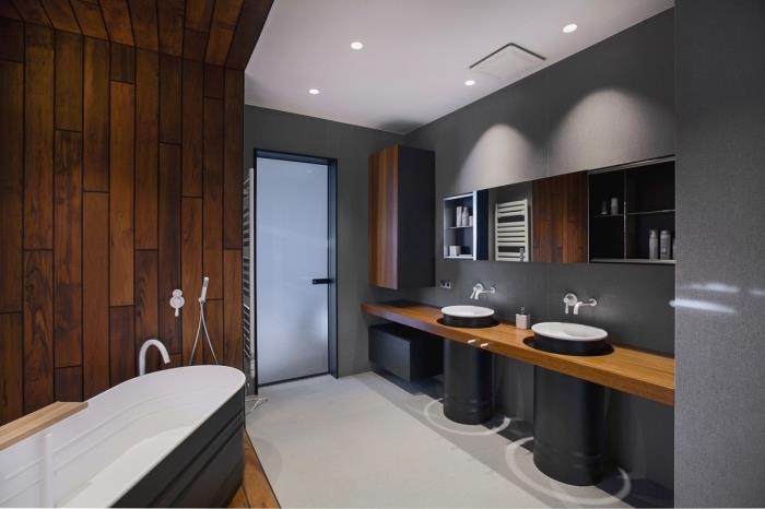 pilkas vonios kambario modelis su baltomis lubomis ir grindimis su medžio efekto sienų danga, baltos ir medinės laisvai stovinčios vonios modelis