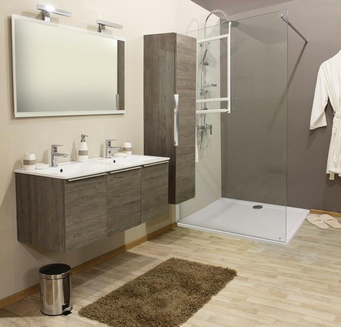 kopalniško-pohištvo-sivo-leseno-stensko-ogledalo-tla-v-bež-lino-rjavi-preprogi-pravokotni-ogledalo-kopalnica