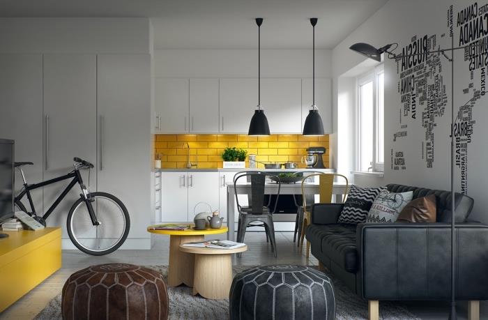 Skandinavski navdih, bele kuhinjske omare s kovinskimi ročaji, visečimi svetilkami in na nogah v črni barvi