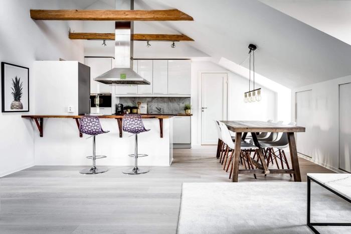 Nordijski dekor, poševna postavitev kuhinje s osrednjim otokom v beli in leseni barvi, siva preproga na lesenih tleh iz laminata