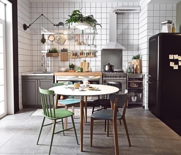 Skandinavski kuhinjski dekor, stensko kuhinjsko skladišče, betonske talne ploščice z belimi stenskimi ploščicami