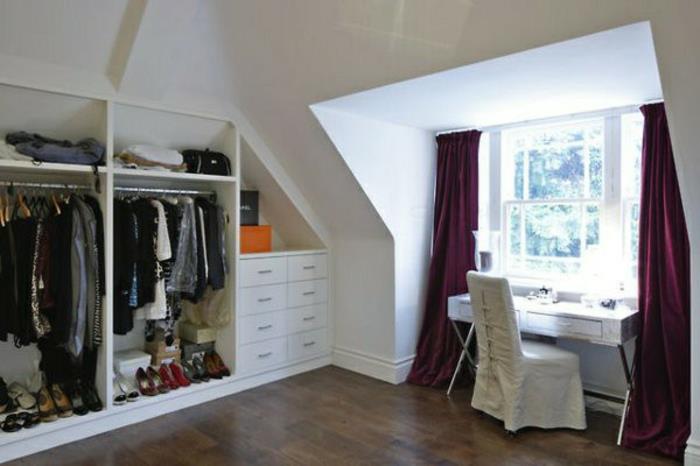 yokuş altında mobilyalar, gardırop ve dolaplar, tuvalet masası, çatı katı yatak odasının nasıl düzenleneceğine dair fikir