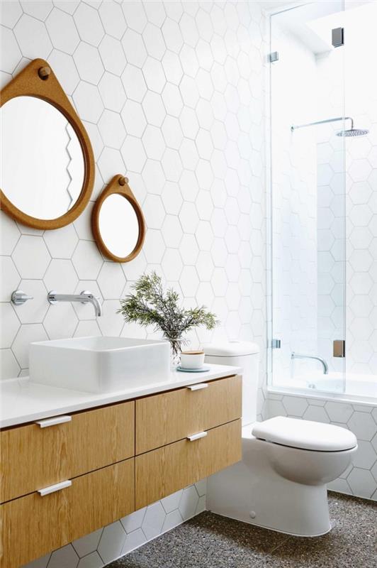 geometrik şekillerde banyo karoları, ahşap mobilyalarla açık renklerde 5m2 banyo dekoru ucu