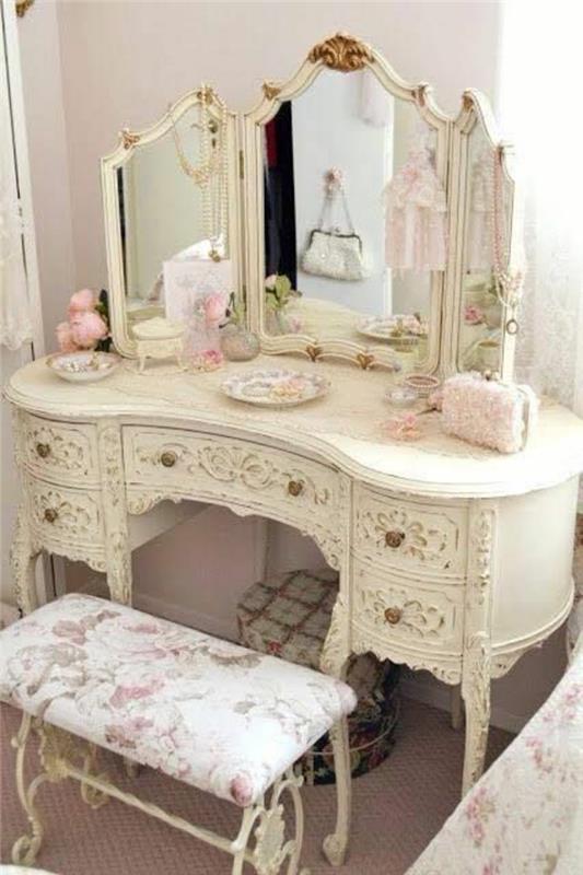 baroko baldai baltas tualetinis staliukas su dideliu veidrodžiu su langinėmis su išmatomis, aptrauktomis baltomis ir sodo rožėmis