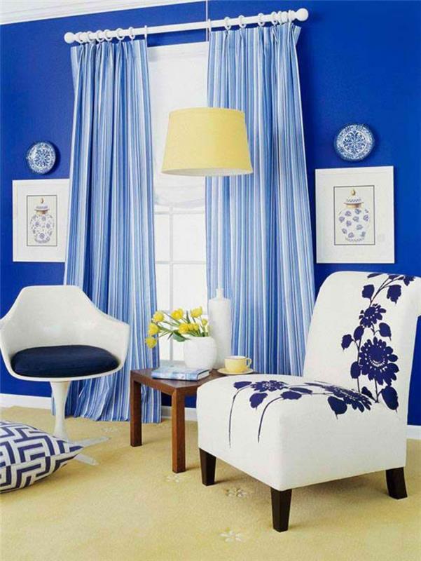 baroc baldų fotelis be porankių baltos ir mėlynos spalvos su gėlių raštais mėlynomis užuolaidomis