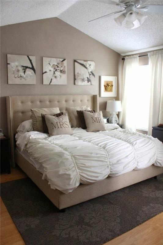 beyaz dökümlü örtü ve yatağın üzerinde üç dekoratif panel ile barok çift kişilik yatak mobilya