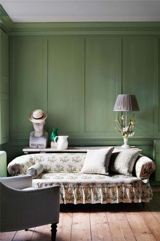 kavč v starinskem slogu, lila senčnik, svetlo sive blazine, sivi fotelj, zelene stenske plošče