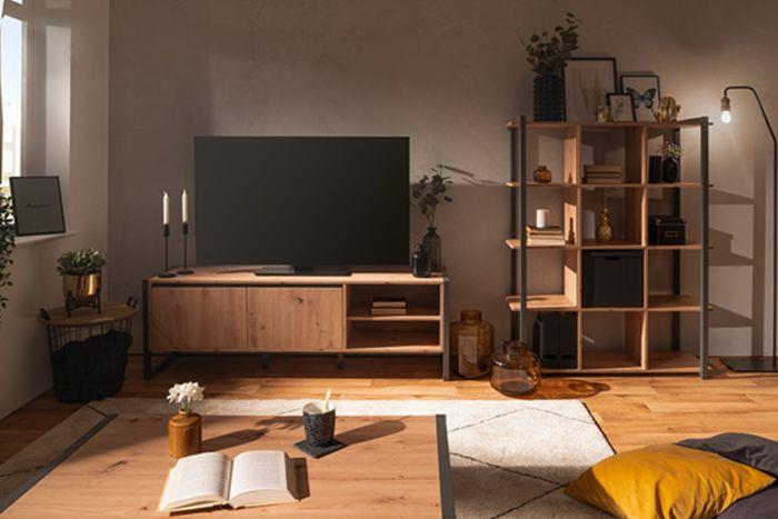 dizainerio medžio ir metalo televizoriaus spintelė pramoninėje svetainėje su pramonine lentyna ir stalu