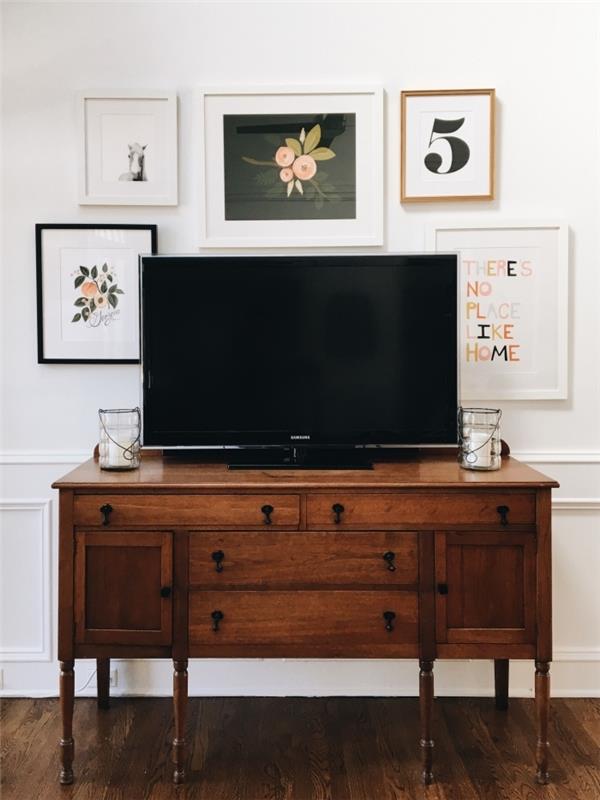 tv dolabı şifonyer koyu ahşap tasarım deco duvar tv arkasında duvar çerçeveleri poster soyut sanat