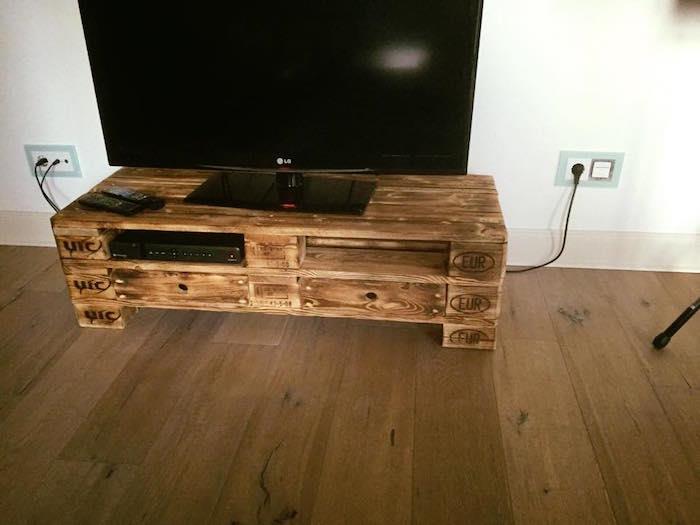 majhno pohištvo v evropski leseni paleti za TV