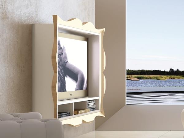 baltai lakuota televizoriaus spintelė su dekoratyviniu smėlio spalvos rėmeliu
