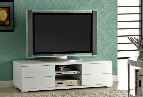 baltai lakuota televizoriaus spintelė ir žalia siena
