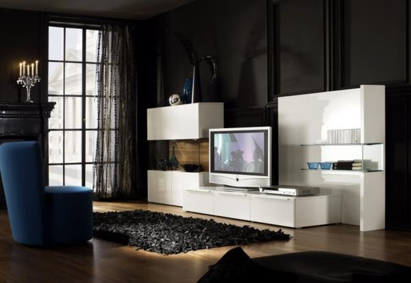 baltai lakuota televizoriaus spintelė tamsiame kambaryje