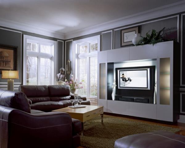 baltai lakuotos televizoriaus spintelės ir odinės sofos