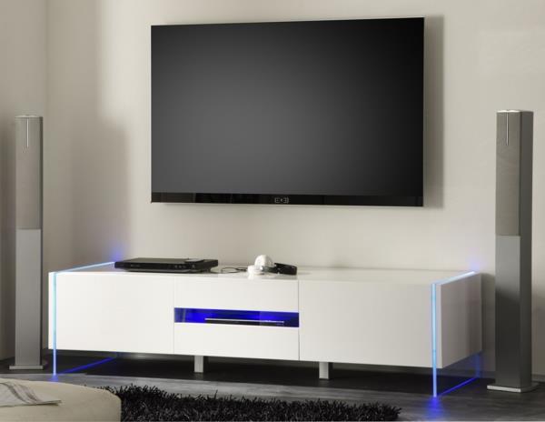 baltai lakuotas televizoriaus spintelės ir prie sienos montuojamas ekranas
