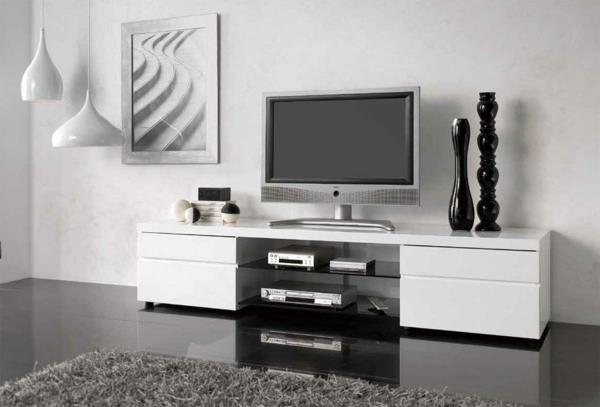 baltai lakuota televizoriaus spintelė ir dvi juodos vazos ant jo