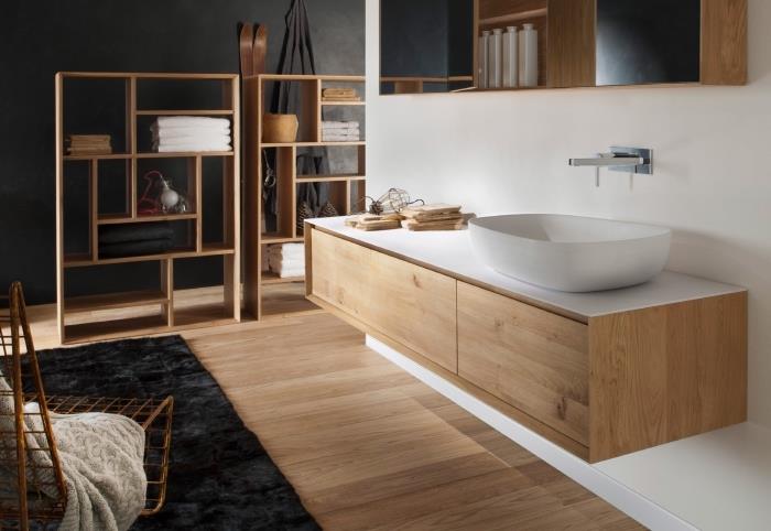 juodos ir baltos vonios idėjos su medinėmis grindimis ir spintele, rankšluosčių laikymo spintelė ir medinių aksesuarų idėja