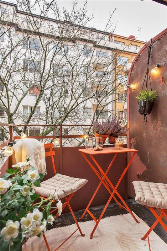 senovinio balkono idėja su metaline siena, berlyno stiliaus terasos dekoru, retro oranžinio metalo sodo baldais
