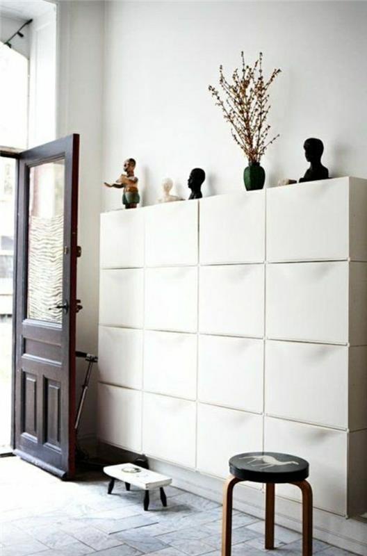 belo-lakirane-omare za čevlje-v-modernem-hodniku-s keramičnimi tlemi