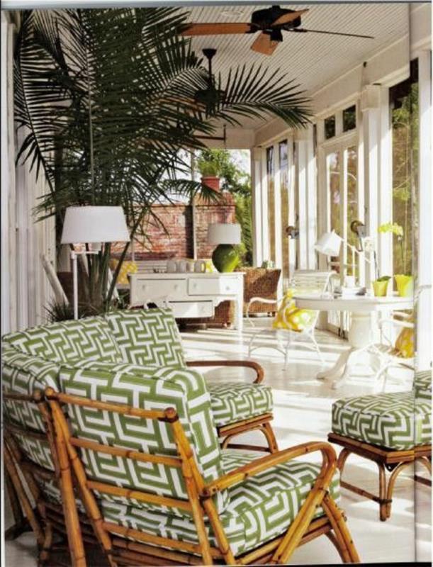pigūs bambuko baldai verandai priešais kaimiško stiliaus namą