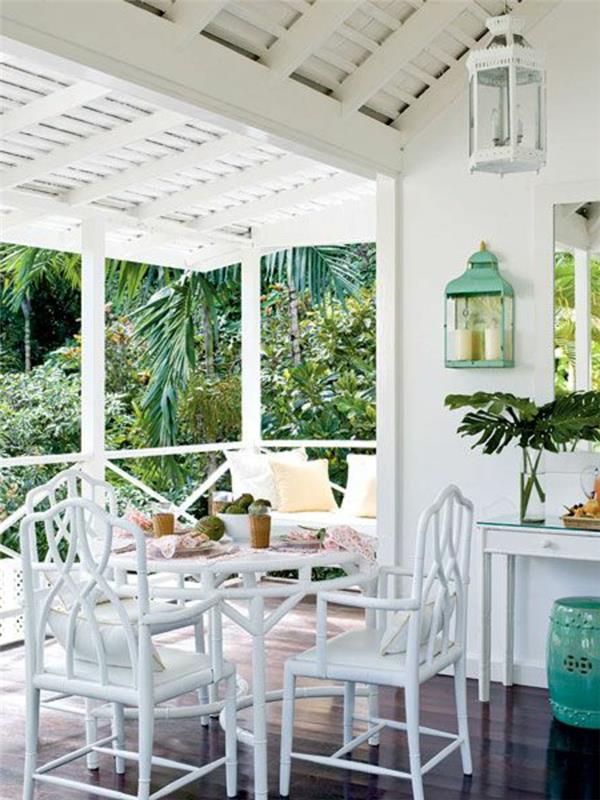bambuko baldai-nebrangūs-verandai-priekyje-namo-balti mediniai baldai