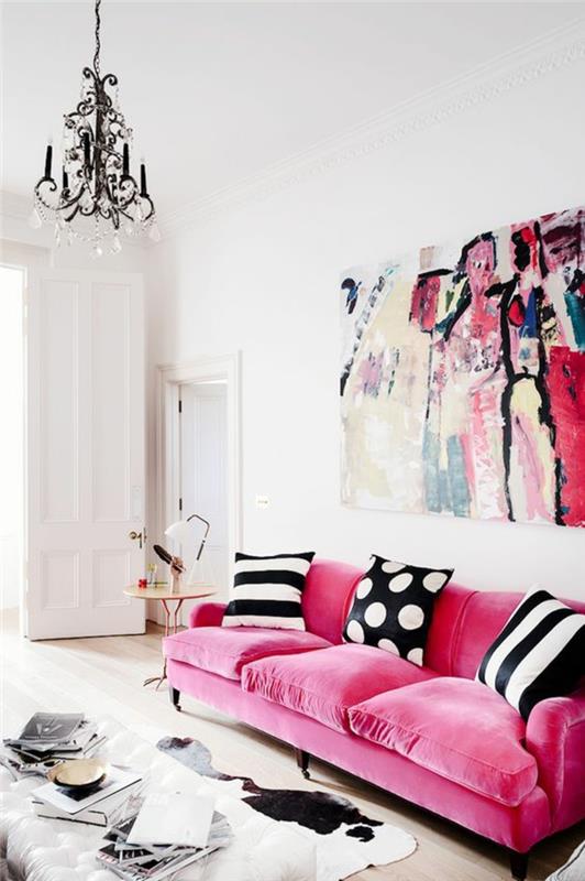 baroko baldų sofa rožinės spalvos kuteliu liustra juodas žvakidės stalas ant sienos spalvotas ryškiomis spalvomis