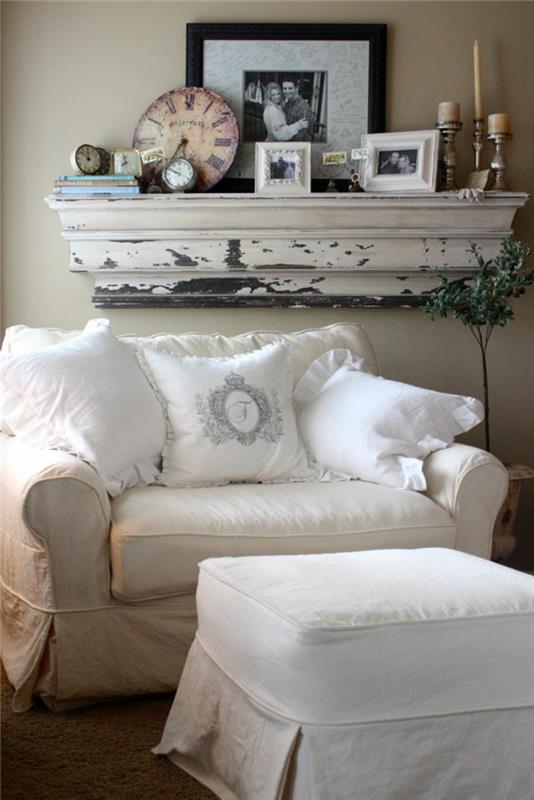 baroc mobilya geniş rahat koltuk ve beyaz tabure eski püskü şık bir atmosfer