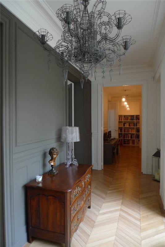 Barok mobilya girişi geniş perspektif uzun koridor