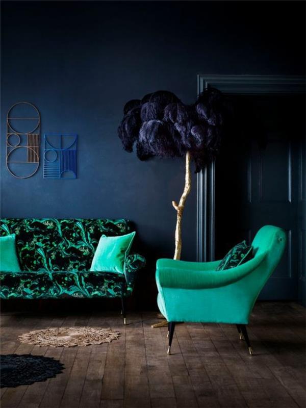 baroko stiliaus baldų sofa su žaliais foteliais interjere su vandenyno mėlynomis sienomis