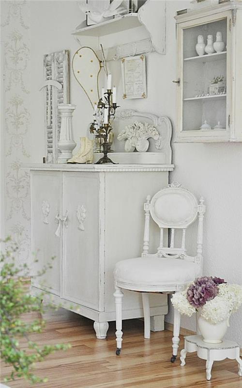 barokinė balta spintelė virtuvei retro atmosferos kėdė be porankių