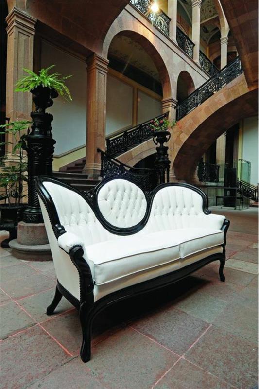 baroko stiliaus baldai balta ir juoda sofa dramatiškas efektas