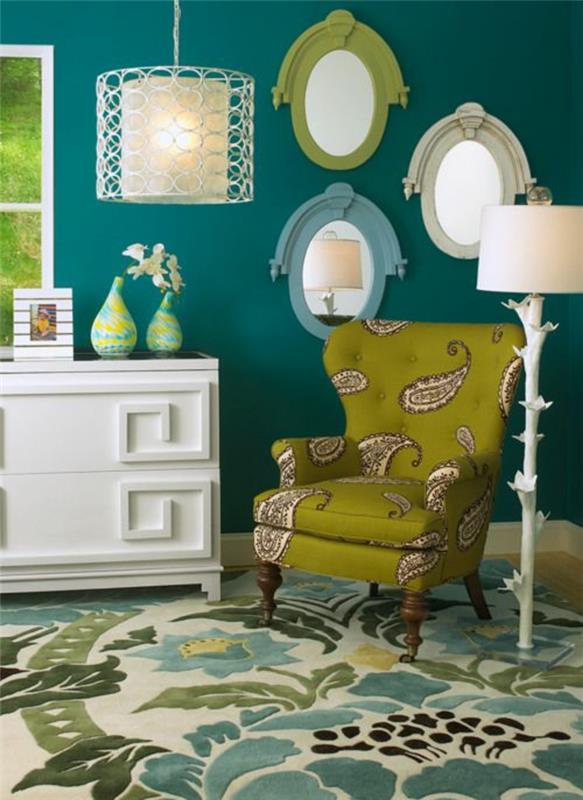 çeşitli renklerde oval aynalar ile beyaz süslemeli barok tarzı mobilya yeşil koltuk