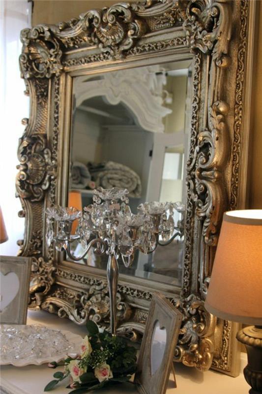 barokinis šoninis veidrodis su turtingais ornamentais rococò liustra su krištolo lašeliais