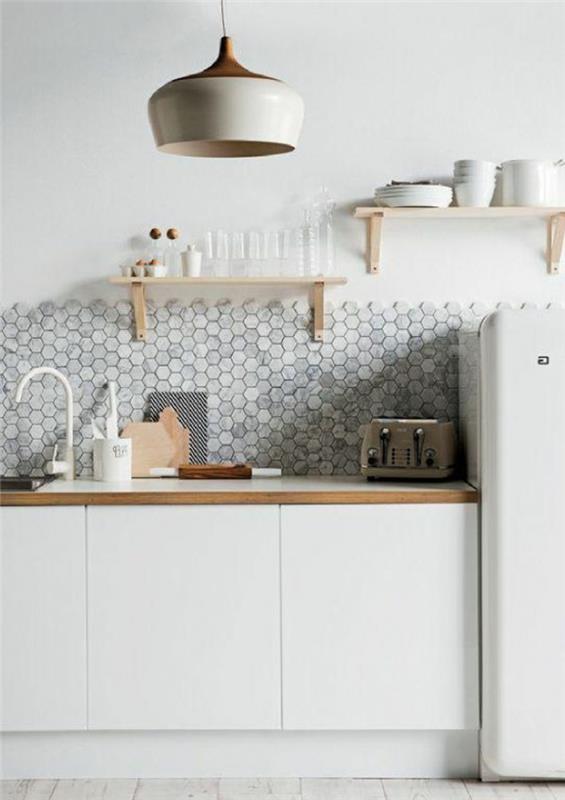 balti baldai modernioje virtuvėje su baltais baldais-pilka siena-mozaika