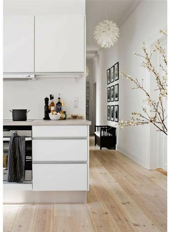 beyaz-mutfak-mobilya-ışık-parke-zemin-beyaz-duvarlar-beyaz-mobilya