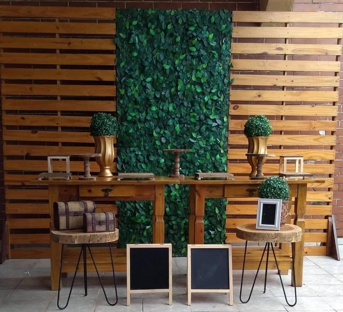 Rankų darbo kambario padalijimo modelis iš perdirbto padėklo, interjero žalios sienos idėja su „pasidaryk pats“ padėklų mediena
