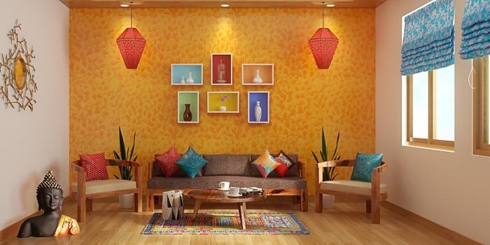 etninio stiliaus svetainė su baltomis ir oranžinėmis sienomis, sieninės spintelės idėja su mažomis spalvingomis lentynomis