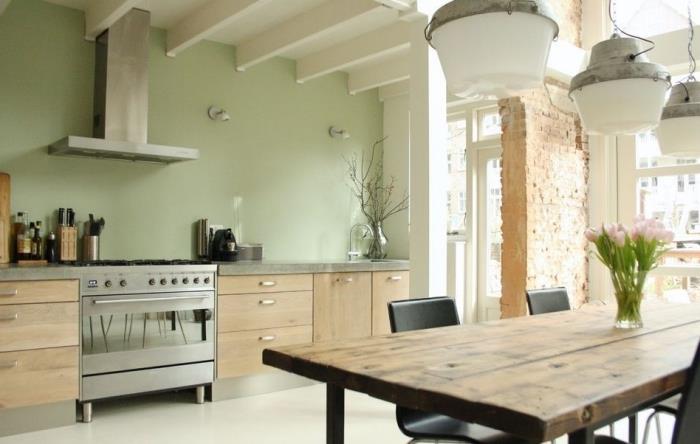 kuhinjski model z vodno zelenimi barvnimi stenami z belim stropom in pohištvom iz svetlega lesa, zelen kuhinjski dekor s črnimi poudarki