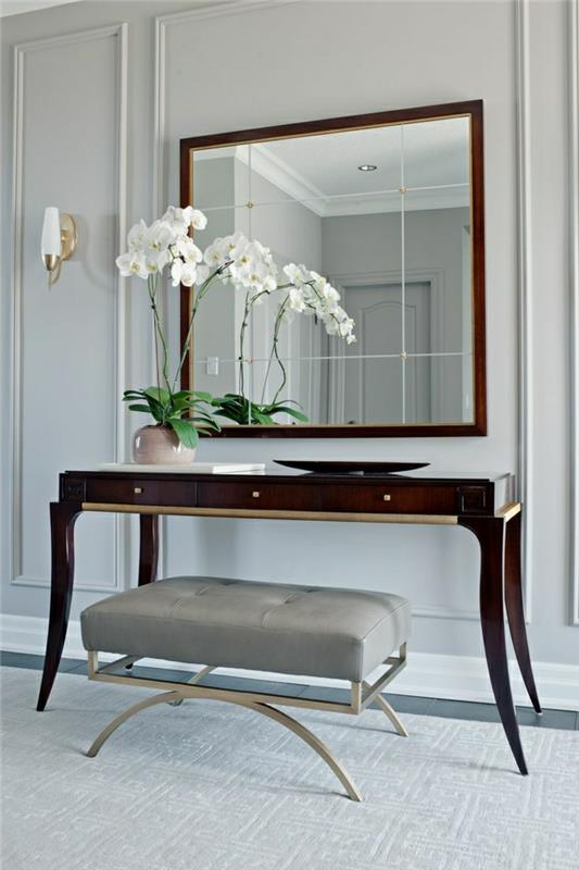 priložnostno-pohištvo-ogledalo-cvet-bela-elegantna-ideja-mali-stolček-v-sivo-usnje