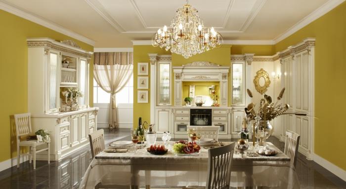 baročno pohištvo, kristalni lestenec, marmorna tla, dolge zavese, rumene stene