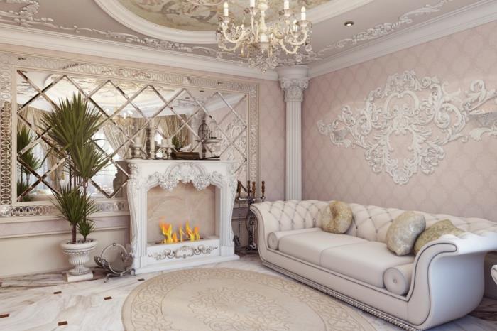 baročna dnevna soba, kristalni lestenec in sveče, strop z ometjo, veliko ogledalo, beli kavč, okrogla preproga