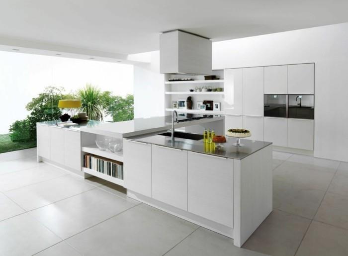 baltos virtuvės baldai-pilkos plytelės-virtuvė-sala-centrinė-baltos lubos