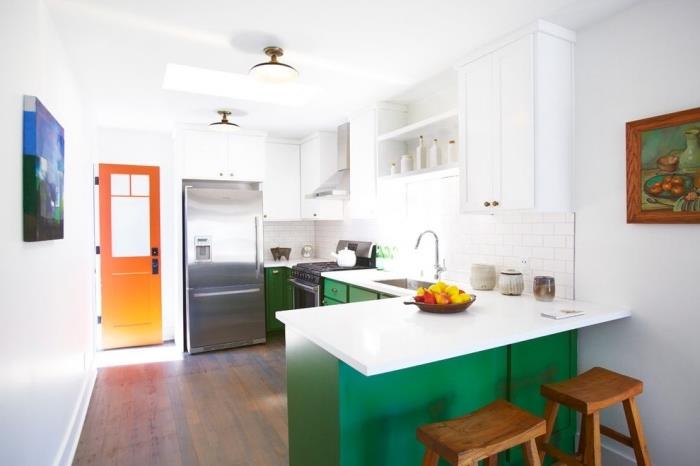 zamisel, kako okrasiti majhno odprto kuhinjo z belimi stenami z belim visokim pohištvom in zelenimi omarami