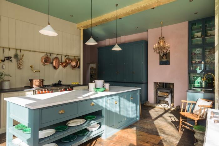 izvirna ideja poslikave kuhinje, model kuhinje z bež in roza stenami z zelenim stropom in pohištvom modrih odtenkov