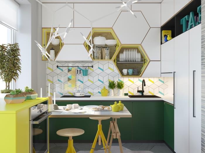 renkli desenli küçük beyaz bir mutfakta çağdaş iç tasarım, fayanslı mutfak backsplash fikri
