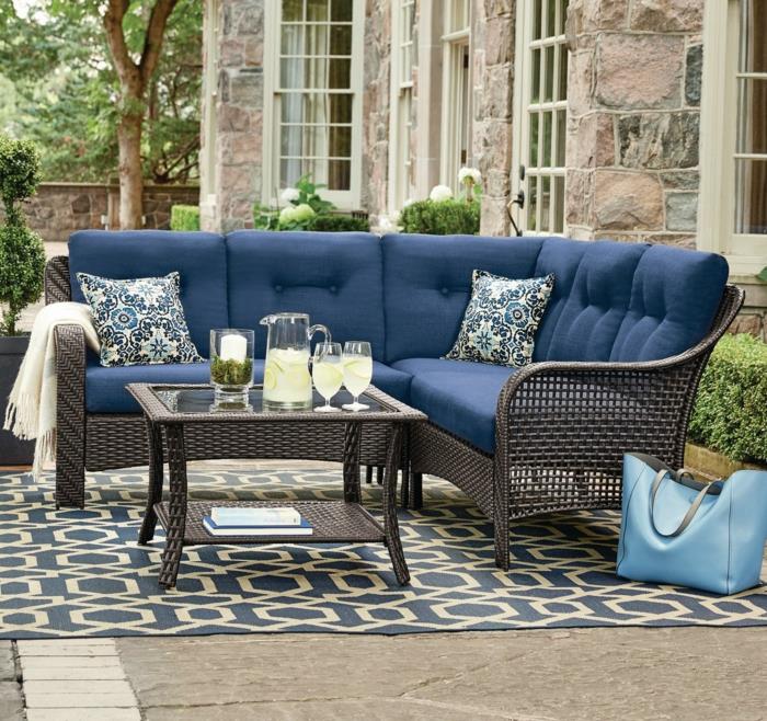 Mėlyna rotango kampinė sofa gerai įrengtai verandai, moderni terasa, komfortas su lauko sodo baldais