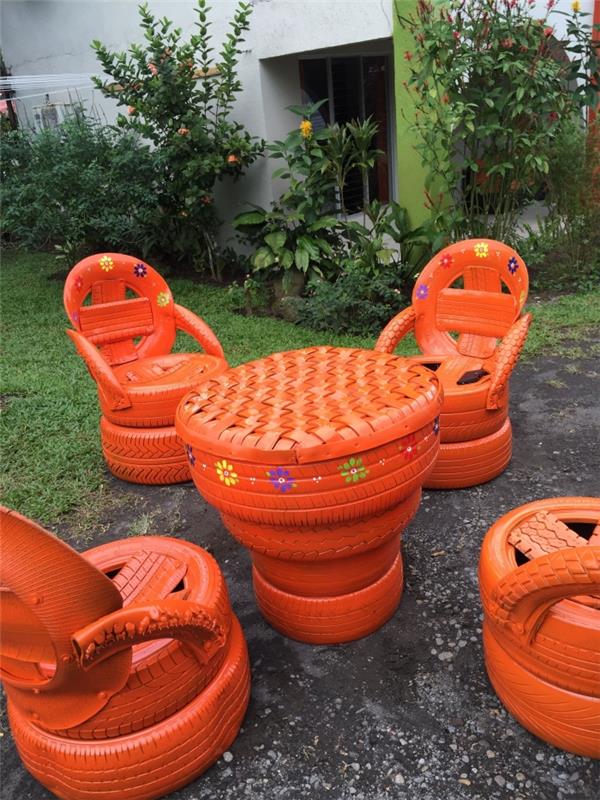 vrtna dekoracija s pnevmatikami, vrtno pohištvo DIY z mizo in stoli iz recikliranih pnevmatik, model mize na prostem za olajšanje