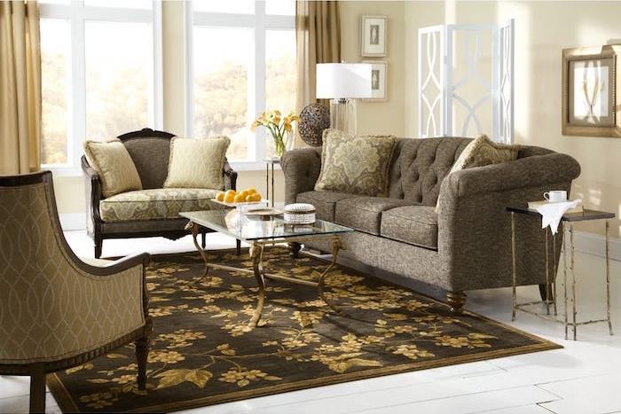 bistre ir auksinis kilimas priderintas prie pilkos ir smėlio spalvos sofos