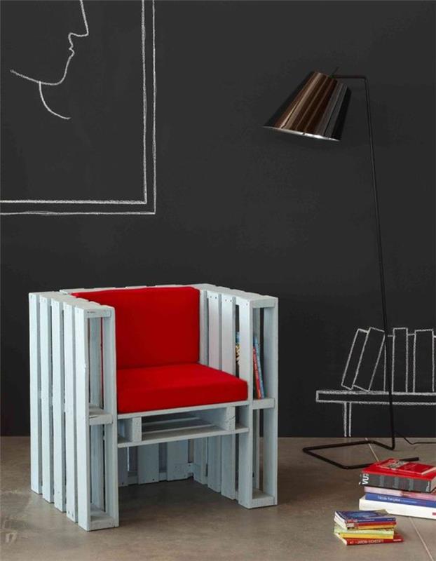 beyaz boyalı paletler ve kırmızı şiltelerde modern tasarımlı bir sandalye, paletlerle mobilya nasıl yapılır