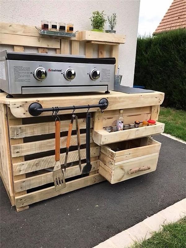 diy paletno pohištvo diy poletno recikliranje lesene palete zunanja poletna kuhinja majhen odprt navpični prostor za shranjevanje